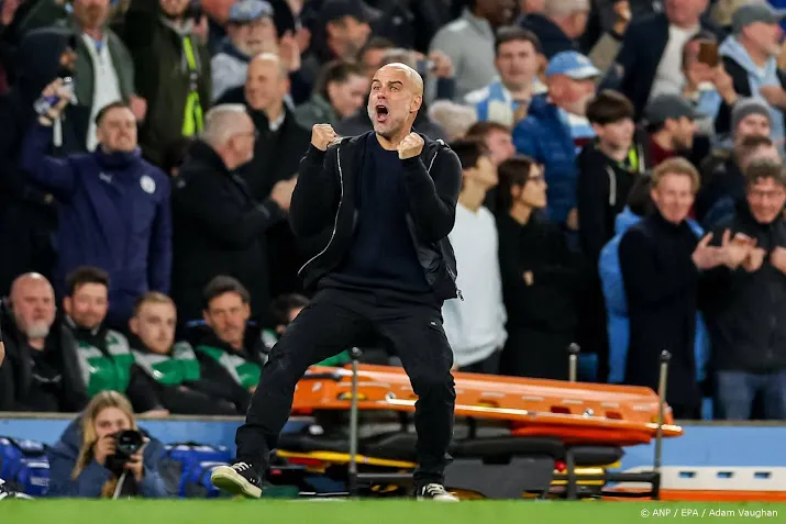 Manchester City derde na late zege op Aston Villa