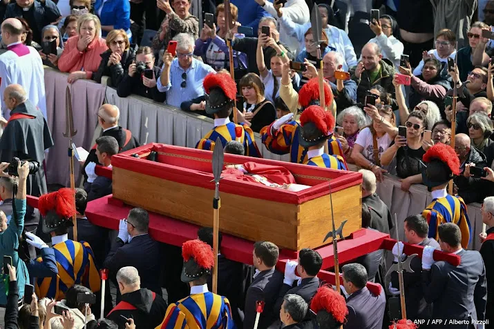Lichaam paus overgebracht naar Sint-Pietersbasiliek