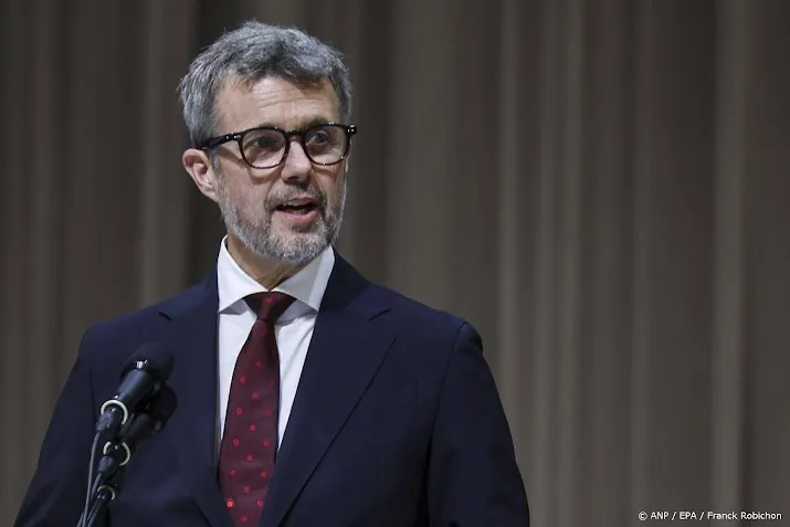 Frederik drinkt kop koffie met lokale Groenlandse bevolking