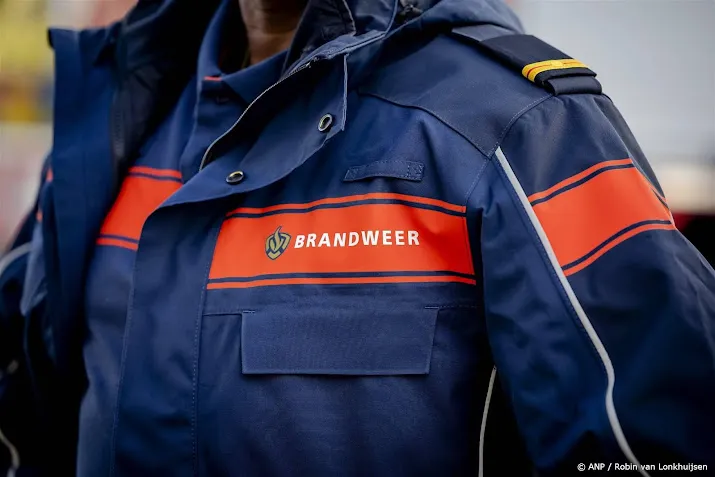 Zeer grote brand in verhuisbedrijf in woonwijk Apeldoorn