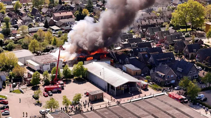 Grote brand in verhuisbedrijf Apeldoorn onder controle