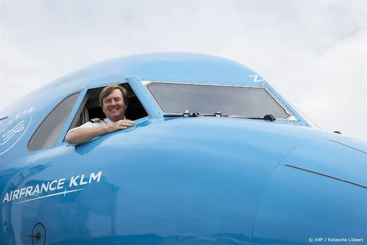 Koning Willem-Alexander wordt bijgeschoold als piloot