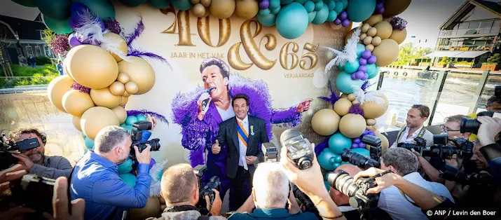 Vicky Leandros en Dolly Dots op podium bij feest Gerard Joling