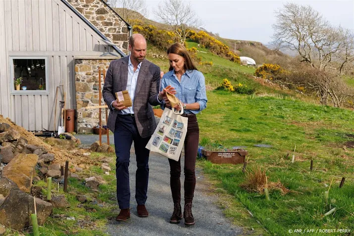 William en Catherine wandelen door bos op Schots eiland