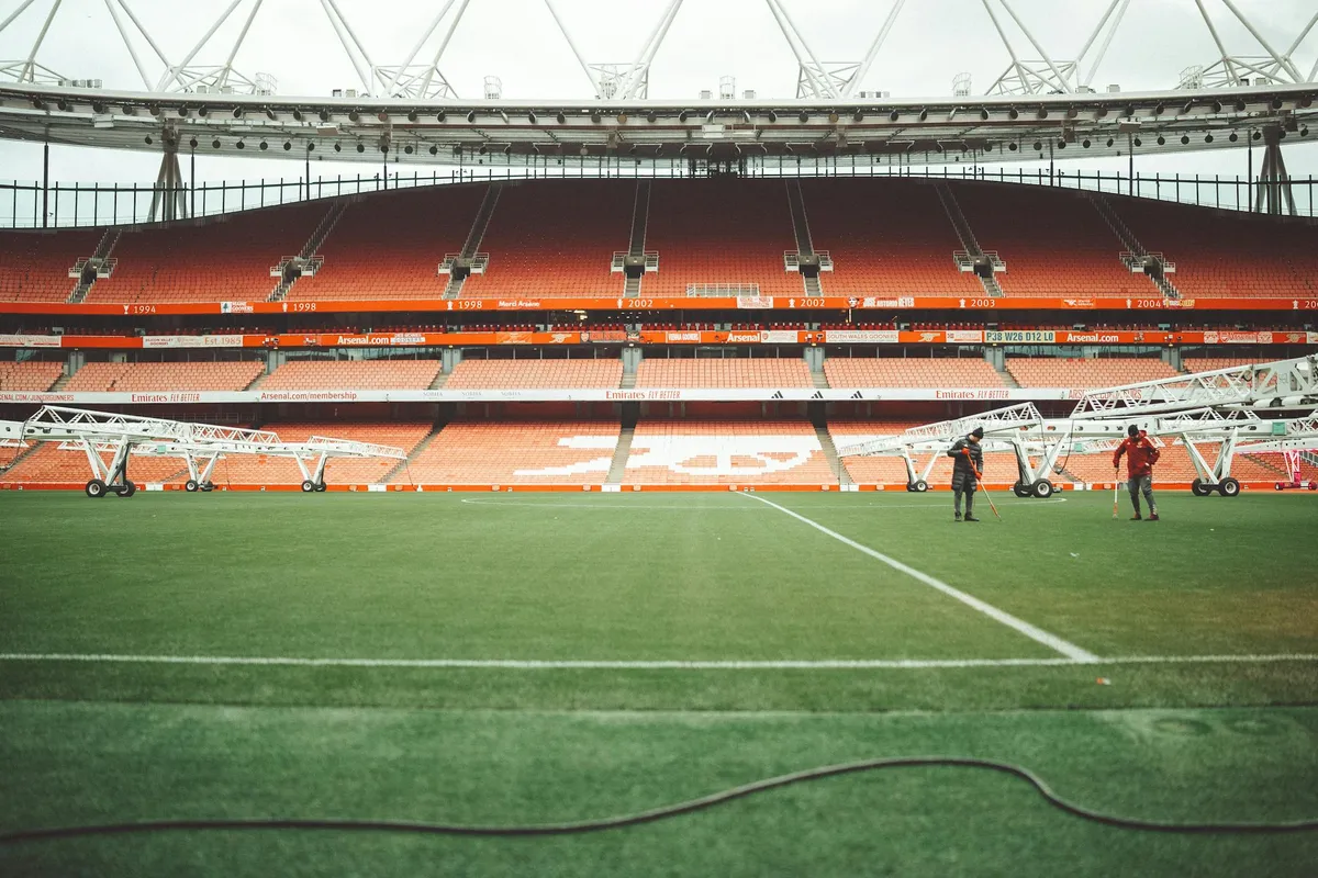 Finaledroom vervaagt voor Jurriën Timber en Arsenal na thuisnederlaag tegen Paris Saint-Germain