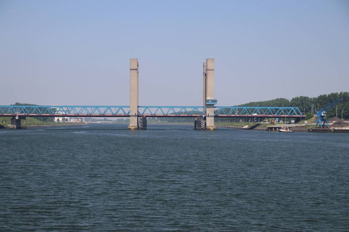 Twee doden bij ongeval op de Calandbrug in Rotterdam. Twee doden bij ongeval op de Calandbrug in Rotterdam.