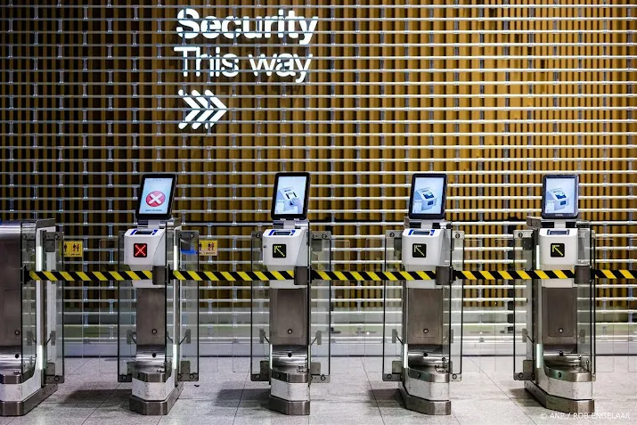 Eindhoven Airport kort dicht na valse bommelding, vrouw opgepakt 