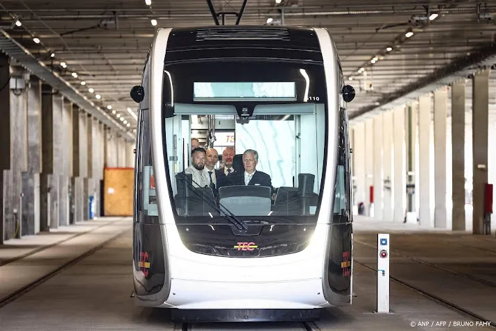 Koning Filip bestuurt tram in Luik