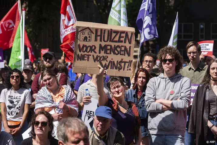 Enkele honderden mensen bij protest voor lagere huren in Utrecht