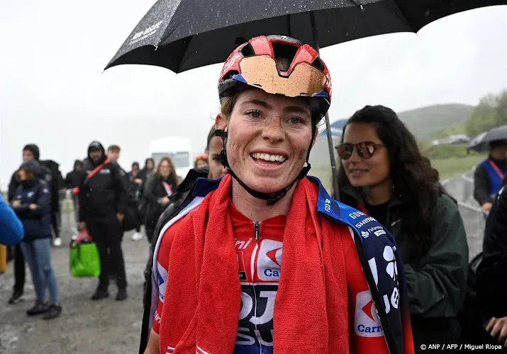 Vollering bedankt 'sterke ploeg' voor tweede eindzege in Vuelta  