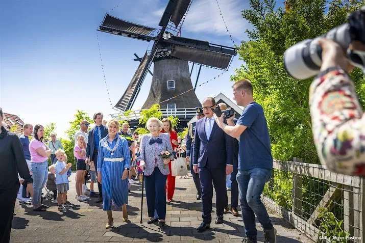 Prinses Beatrix bezoekt 'lesmolen' De Onderneming in Witmarsum