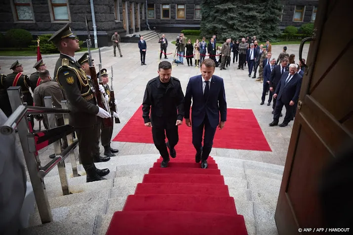Macron: Poetins voorstel voor onderhandelingen 'niet genoeg'