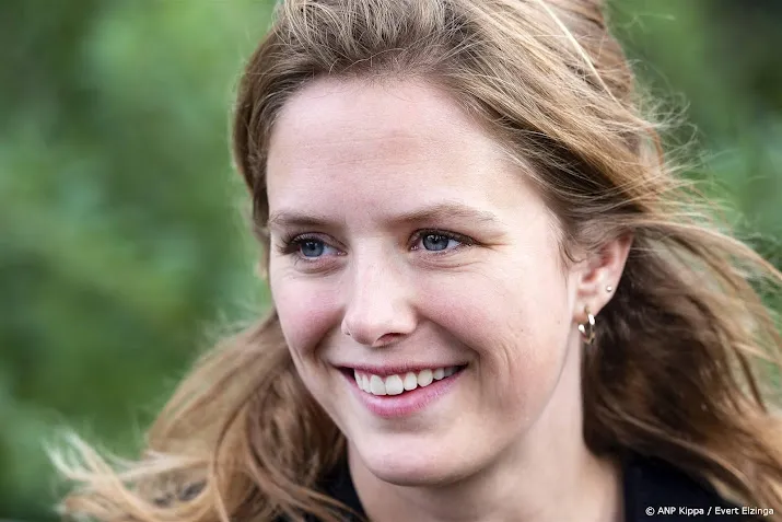 Maaike Ouboter en Eric Corton verplaatsen show door stemproblemen