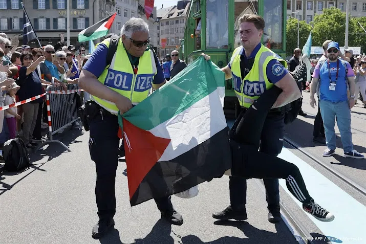 Pro-Palestijnse activist zit op trambaan ESF-openingsceremonie