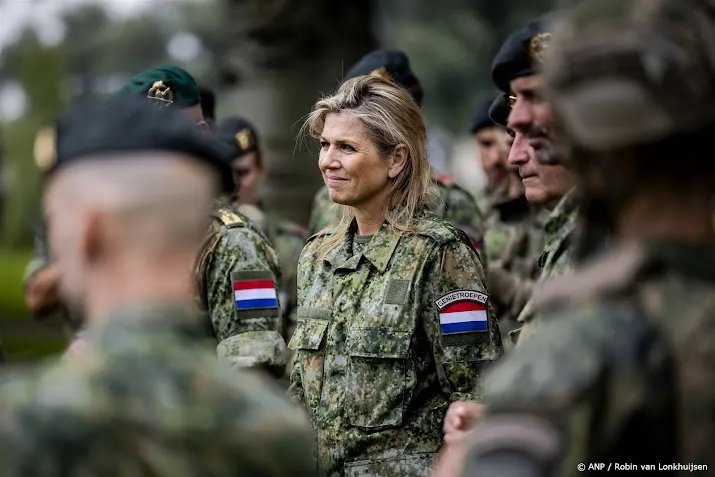 Koningin Máxima bezoekt reservisten in opleiding in Limburg