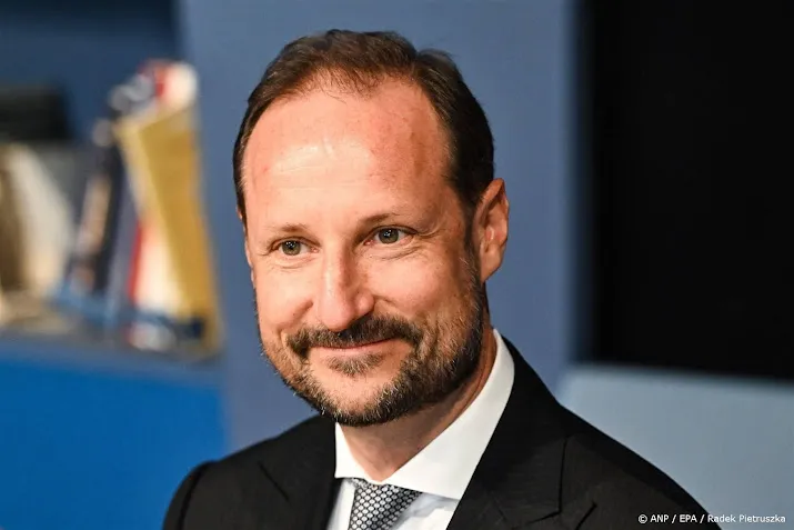 Haakon bezoekt school voor jongeren met gehoorproblemen