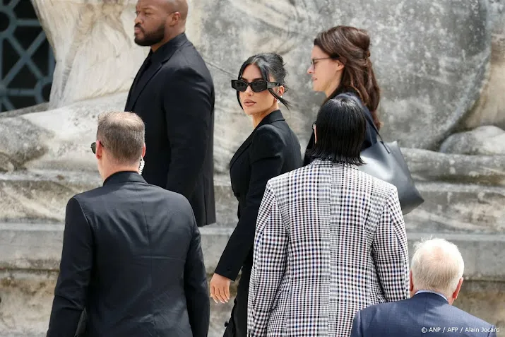 Kim Kardashian aangekomen bij rechtbank in Parijs