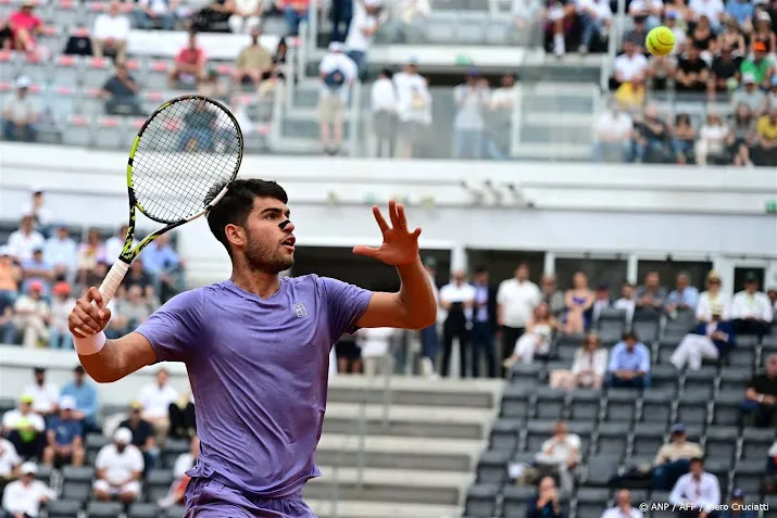 Alcaraz na moeizaam duel met Chatsjanov naar kwartfinales in Rome