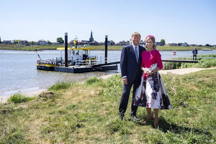 Koningspaar volgt in klas les in weerbaarheid tegen criminaliteit