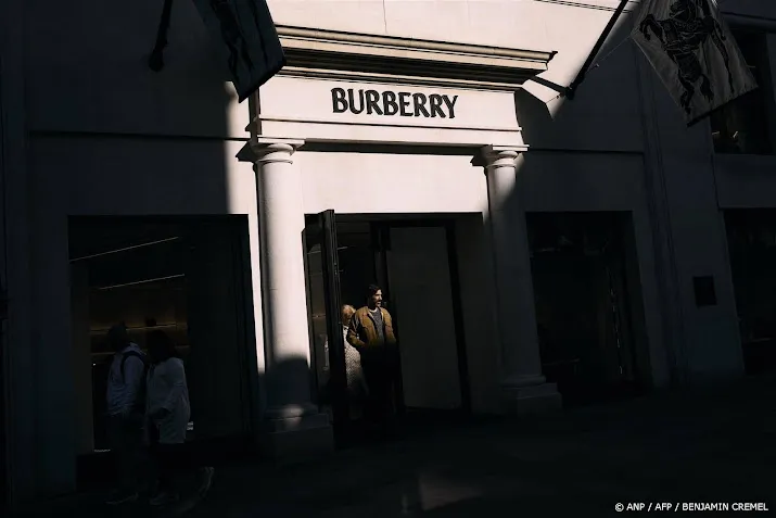 Verlieslijdend modemerk Burberry schrapt veel banen