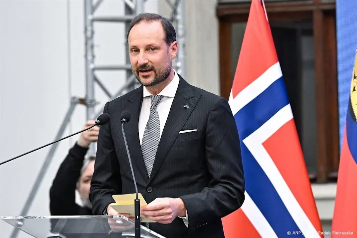 Kroonprins Haakon in de weer met bosmaaier