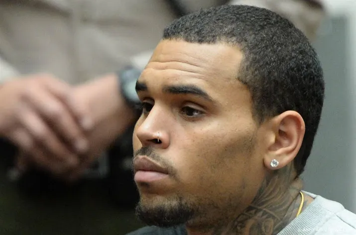 Amerikaanse zanger Chris Brown in VK aangeklaagd om mishandeling