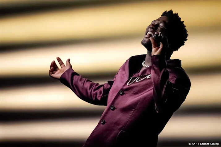 Claude zingt C'est La Vie voor de vakjury