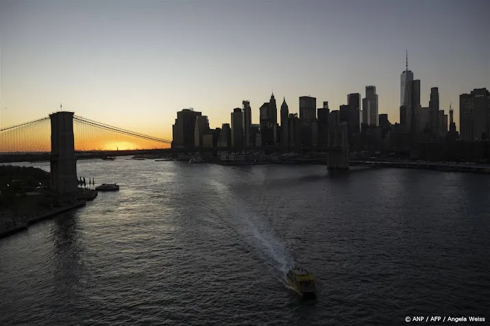 Groot zeilschip botst tegen Brooklyn Bridge in New York