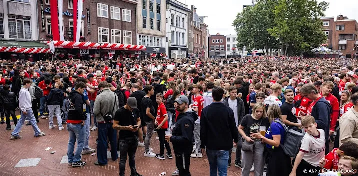 Markt in Eindhoven vol met PSV-fans