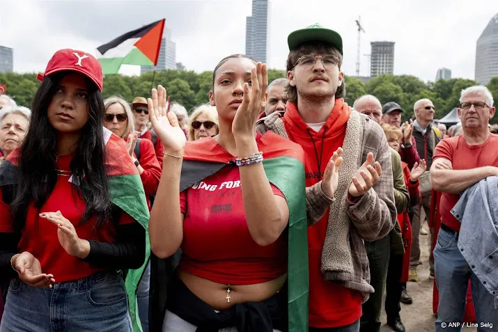 Malieveld stroomt leeg, tienduizenden demonstranten lopen mars