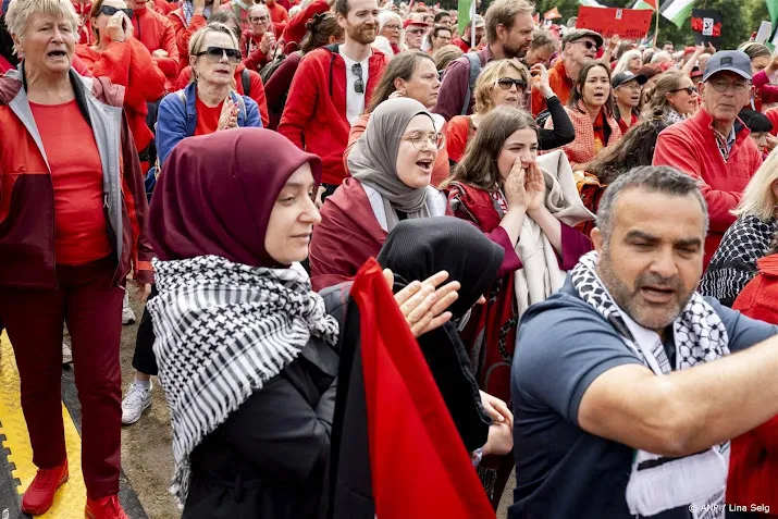 Tienduizenden lopen mars naar Vredespaleis, eersten aangekomen