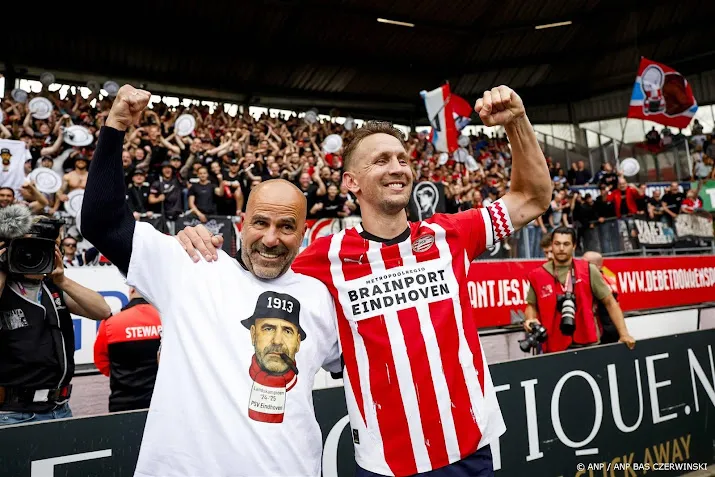 PSV verkleint achterstand op Ajax tot tien landstitels