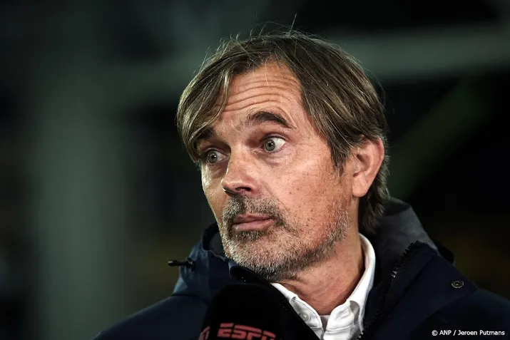 Voormalig PSV-speler en trainer Cocu overhandigt kampioensschaal