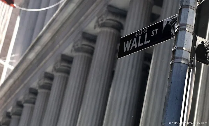 Beleggers Wall Street aarzelen na lagere kredietscore VS