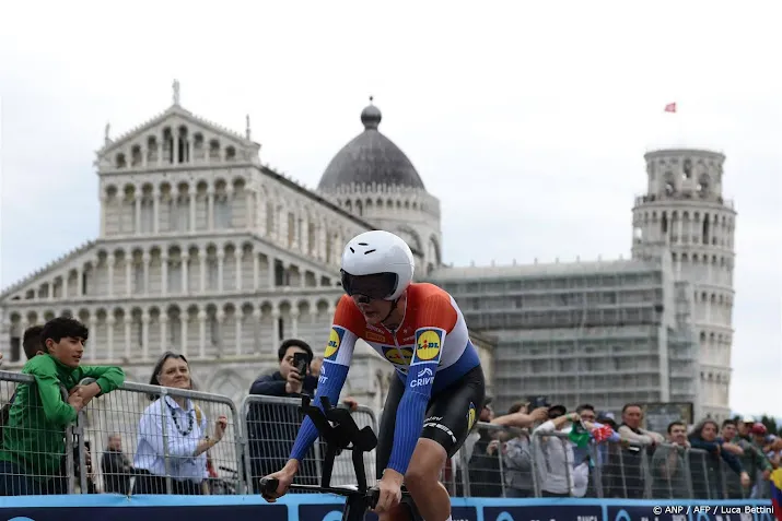Wielrenner Hoole wint tijdrit in Giro d'Italia 