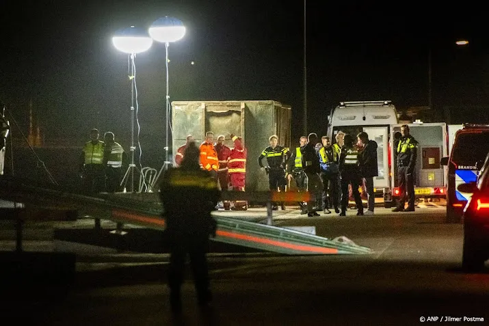 Auto uit het water in Winschoten gehesen