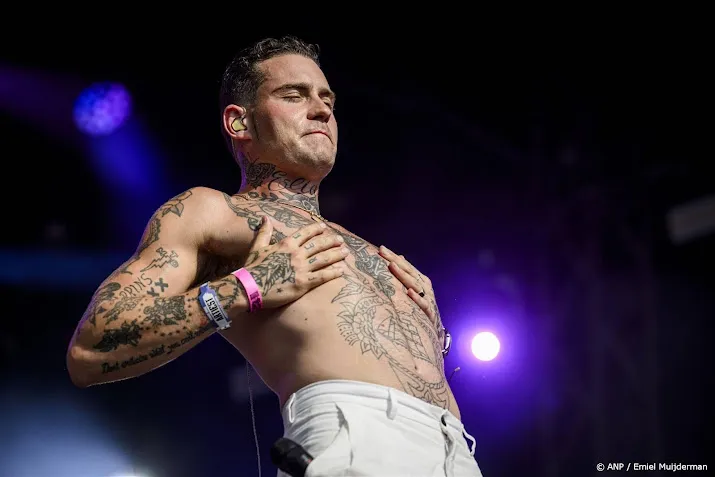 Douwe Bob treedt op met Orkest Koninklijke Luchtmacht