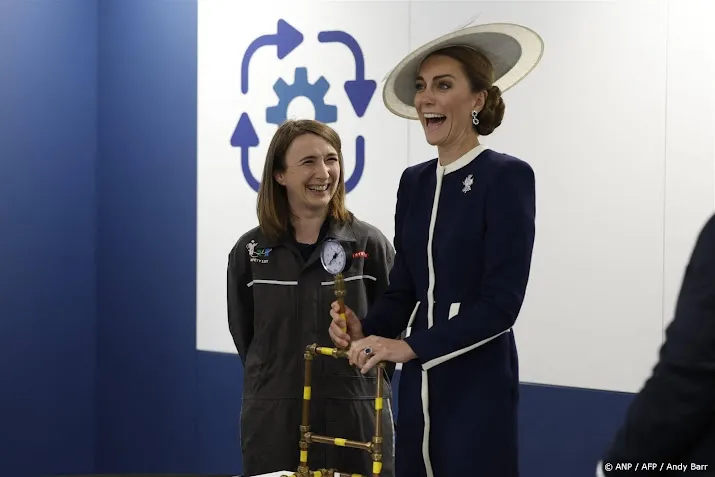 Catherine doopt nieuw fregat Britse koninklijke marine met whisky