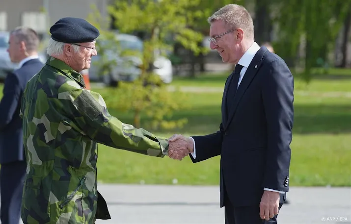 Carl Gustaf ontmoet Letse president bij bezoek militaire basis