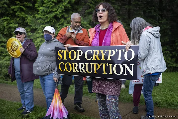 Genodigden voor Trumps cryptodiner uitgejoeld door demonstranten