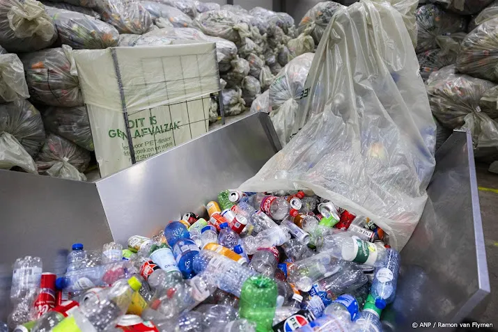 FNV dreigt met actie bij afvalverwerkers om schrappen plastictaks