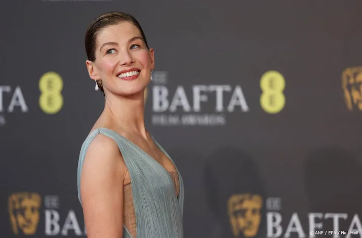 Telefoon Rosamund Pike gestolen terwijl ze met haar moeder belde