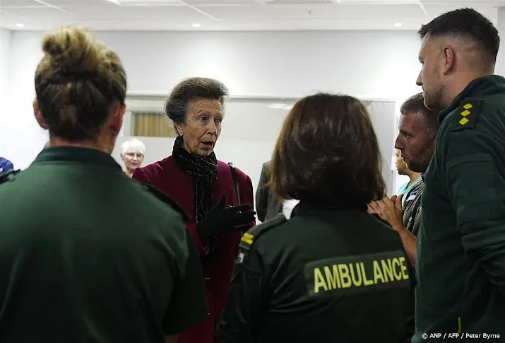 Prinses Anne bedankt ziekenhuispersoneel in Liverpool na incident