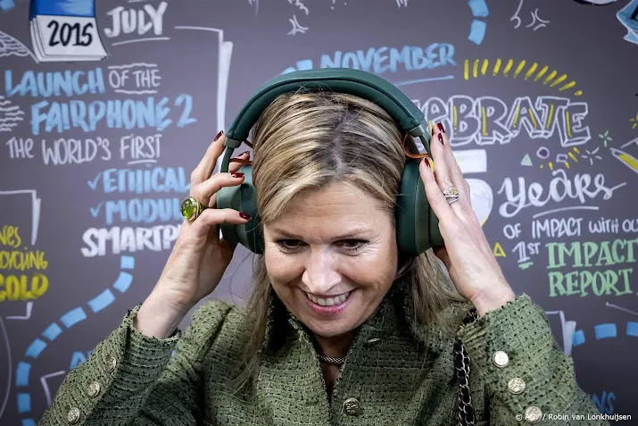 Koningin Máxima test duurzame koptelefoon bij Fairphone