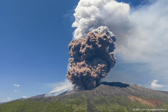 Etna op Sicilië uitgebarsten, grote rookwolk boven eiland