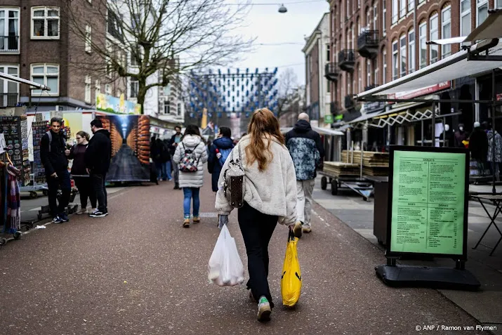 Consumenten besteden minder aan goederen en meer aan diensten