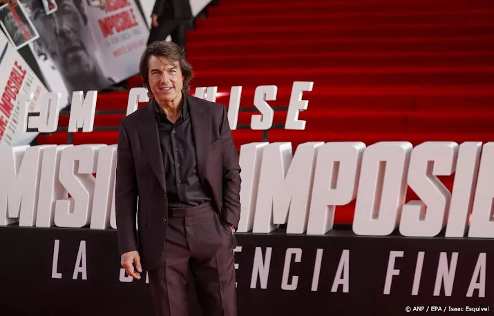 Tom Cruise vestigt wereldrecord sprongen met brandende parachute
