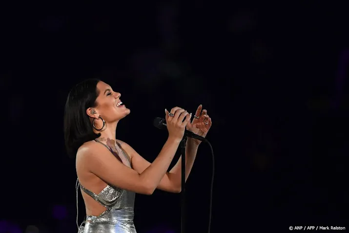 Jessie J trad op ondanks ongemak van borstbiopsies