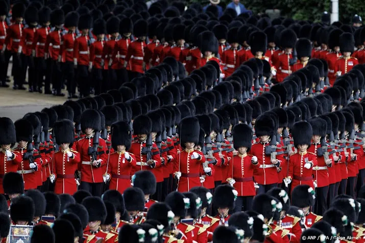 Britse militairen lopen warm voor verjaardagsparade koning