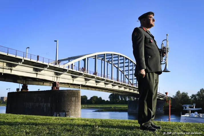 Even tot hier-plaquette kapot, Arnhem wil 'hufterproof' monument